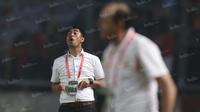 Ekspresi pelatih Semen Padang, Nilmaizar, saat timnya melawan Persija dalam laga Torabika Soccer Championship presented by IM3 Ooredoo di Stadion Utama Gelora Bung Karno, Jakarta, Minggu (8/5/2016). (Bola.com/Arief Bagus)