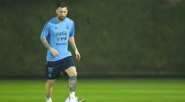 Lionel Messi memainkan bola selama sesi latihan di Stadion Universitas Qatar, Doha, Qatar, Senin (5/12/2022). Argentina melakukan latihan menjelang pertandingan melawan Belanda di babak perempat final Piala Dunia 2022. (AP Photo/Jorge Saenz)