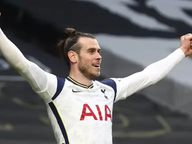 Penyerang Tottenham Hotspur, Gareth Bale, melakukan selebrasi usai mencetak gol ke gawang Southampton pada laga Liga Inggris di London, Rabu (21/4/2021). Tottenham menang dengan skor 2-1. (Clive Rose/Pool via AP)