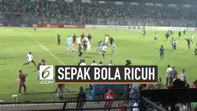 Laga Persela Lamongan versus Borneo FC berakhir ricuh. Suporter jebol pagar pembatas, mengincar wasit Wawan Rapiko yang memimpin laga di Stadion Surajaya, Lamongan, Senin (27/7/2019) malam.