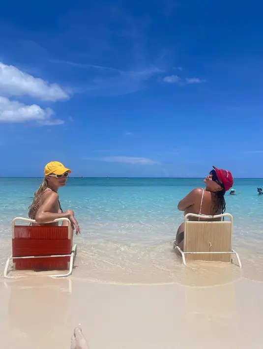 Berdasarkan pemeriksaan, ditemukan sebuah ganja dan alat-alat untuk mengonsumsinya di tas kakak Bella Hadid dan temannya itu. Gigi dan Leah pun akhirnya ditahan karena kepemilikan ganja tersebut.