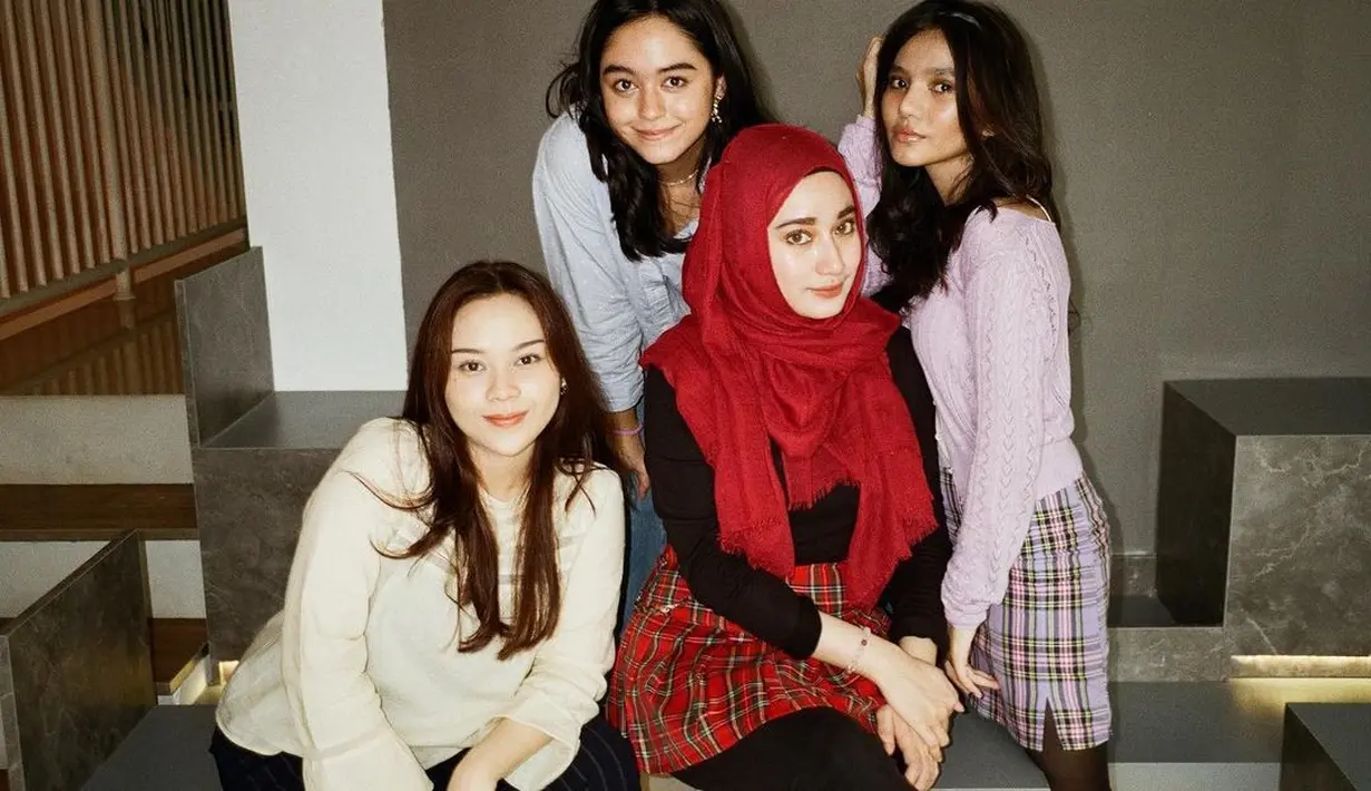 Kombinasi long sleeve top dengan plaid skirt dan crinkle scarf jadi pilihan Chacha saat hangout bareng teman-temannya.  [Instagram/osnapitzcha].