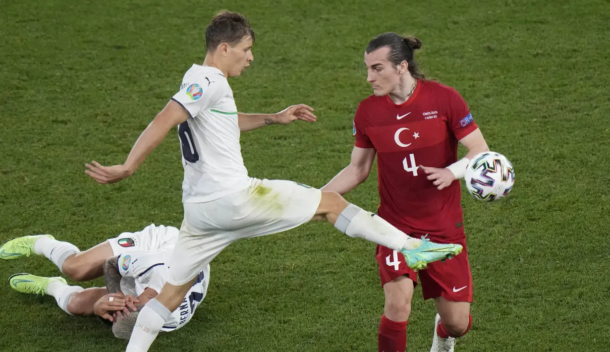 Turki semakin berantakan. Italia menunjukkan kalau mereka masih bernafsu mencetak gol keempat dengan mengganti trio penyerangnya.  (Foto: AP/Pool/Andrew Medichini)