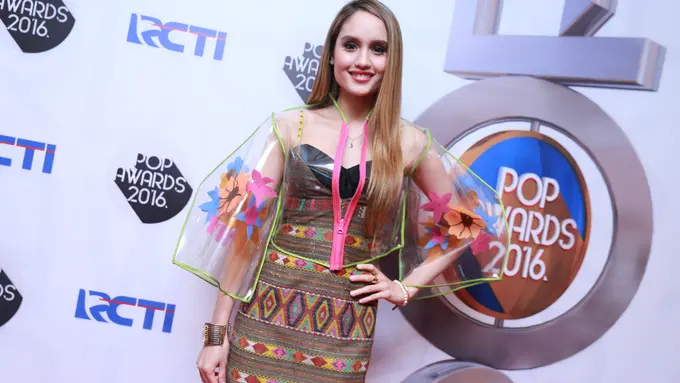 [Bintang] Cinta Laura