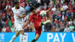 Gelandang Portugal Joao Felix (kanan) berusaha menendang bola dari kawalan bek Swiss, Ricardo Rodriguez saat pertandingan semifinal Liga Bangsa-Bangsa UEFA di stadion Dragao di Porto pada 5 Juni 2019. (AFP Photo/Miguel Riopa)