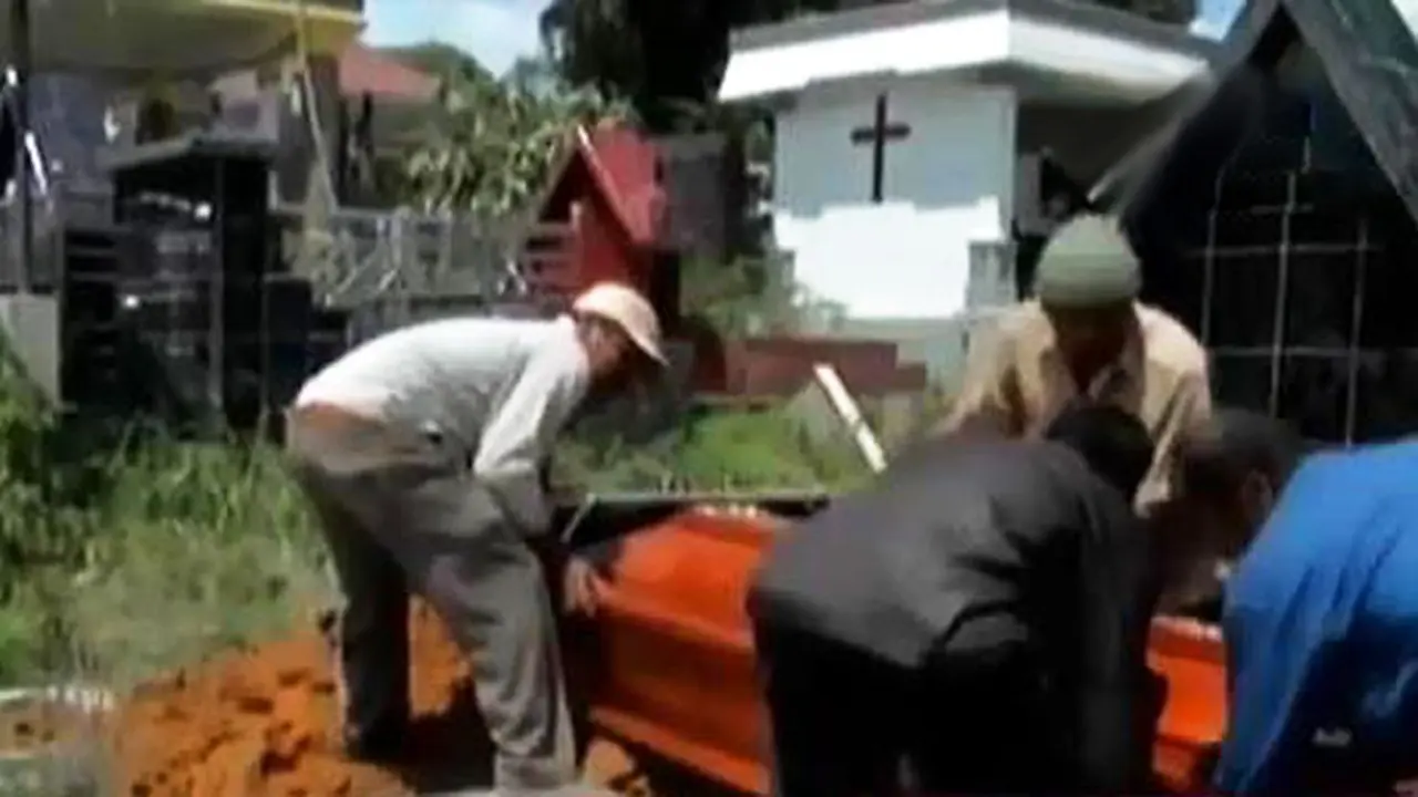 VIDEO: Pencarian Selesai, Korban Awan Panas Sinabung Dimakamkan