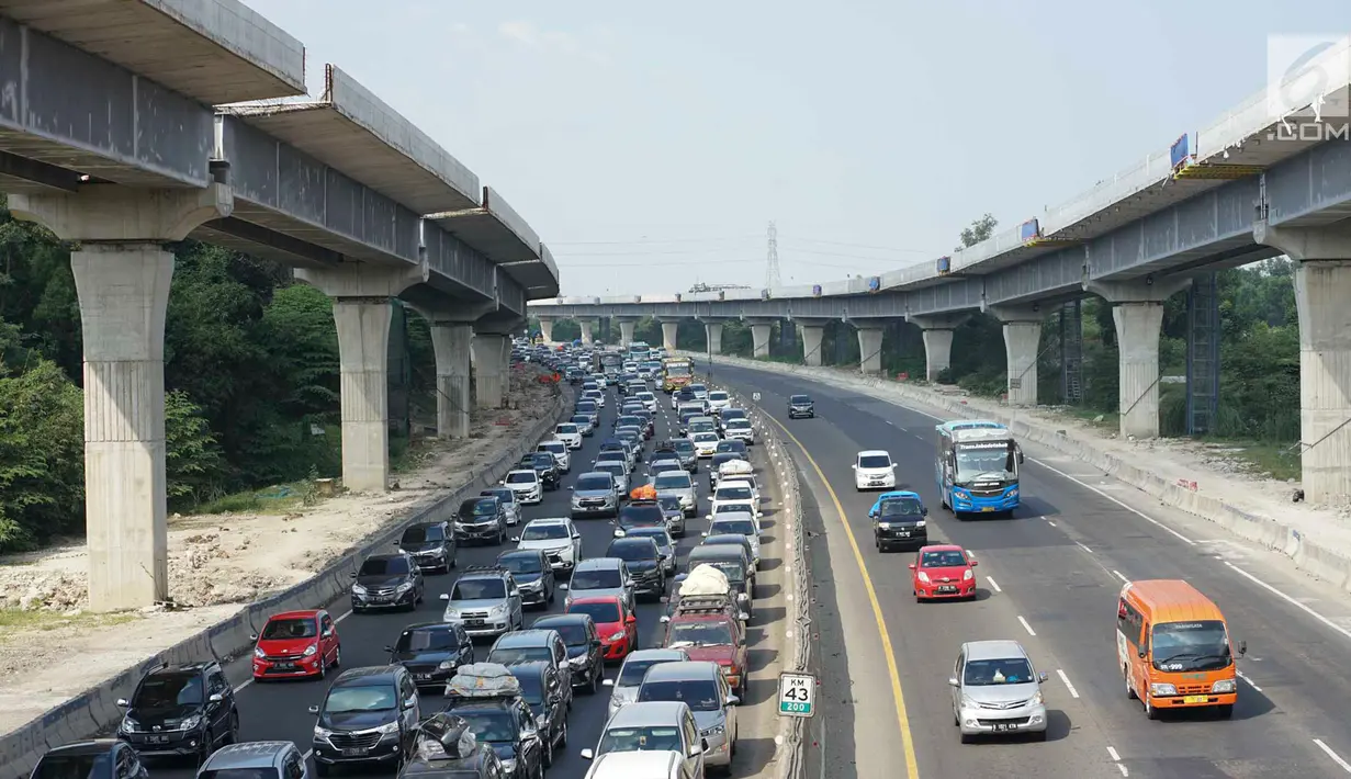 Kendaraan yang didominasi pemudik melaju satu arah (One Way) di Tol Kalikangkung-Cikarang, Karawang, Jawa Barat, Minggu (9/6/2019). Sistem one way arus balik di jalur tersebut diperpanjang hingga pukul 24.00 WIB akibat tingginya volume kendaraan yang menuju Jakarta. (Liputan6.com/Immanuel Antonius)