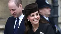 Anak ketiga dari Kate Middleton dan Pangeran William itu lahir dengan berat 3,8 kg. Saat melahirkan anak ketiga, Kate ditemani oleh Pangeran William. (AFP/Simon DAWSON/POOL)