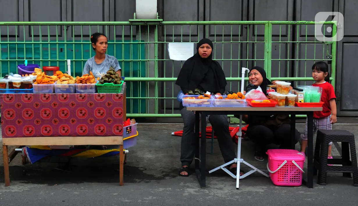Makanan dan minuman yang dijual seperti aneka gorengan dan minuman. (merdeka.com/Imam Buhori)