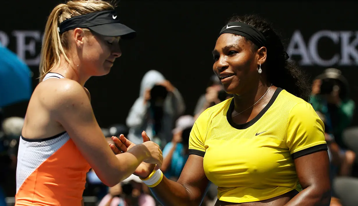 Petenis putri asal Rusia, Maria Sharapova (kiri) berjabat tangan dengan petenis Amerika Serikat, Serena Williams pada perempat final turnamen tenis Australia Open 2016 di Melbourne Park (26/1). Williams Kalahkan Sharapova 6-4, 6-1. (REUTERS/Tyrone Siu)