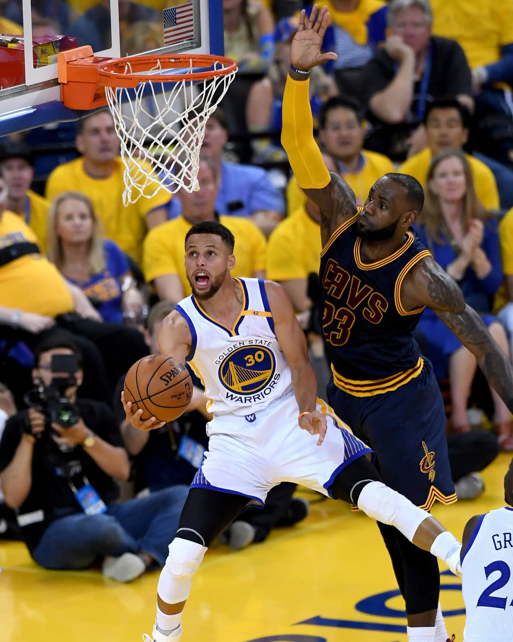 Stephen Curry (30) berusaha memasukan bola dari kawalan LeBron James (23) di gim pertama Final NBA 2017 melawan Cleveland Cavaliers di Oracle Arena di Oakland, California (1/6). Warriors  menang atas Cavaliers 113-91. (Thearon W. Henderson/Getty Images/AF