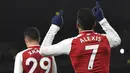 Striker Arsenal, Alexis Sanchez, merayakan gol yang dicetaknya ke gawang Huddersfield pada laga Premier League di Stadion Emirates, London, Rabu (29/11/2017). Arsenal menang 5-0 atas Huddersfield. (AFP/Ben Stansall)