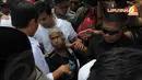  Ekspresi nenek yang terlihat serius saat berbincang dengan Jokowi. Pria yang masih menjabat Gubernur DKI Jakarta ini beberapa kali meladeni warga yang ingin berjabat tangan dan berbincang sejenak (Liputan6.com/Herman Zakharia)