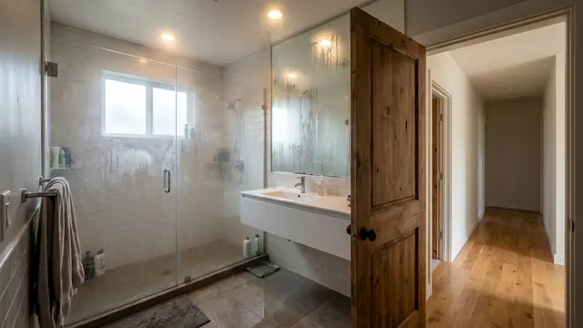 Alasan Pintu Kamar Mandi Sebaiknya Tidak Selalu Ditutup Setelah Mandi (AI Generated)