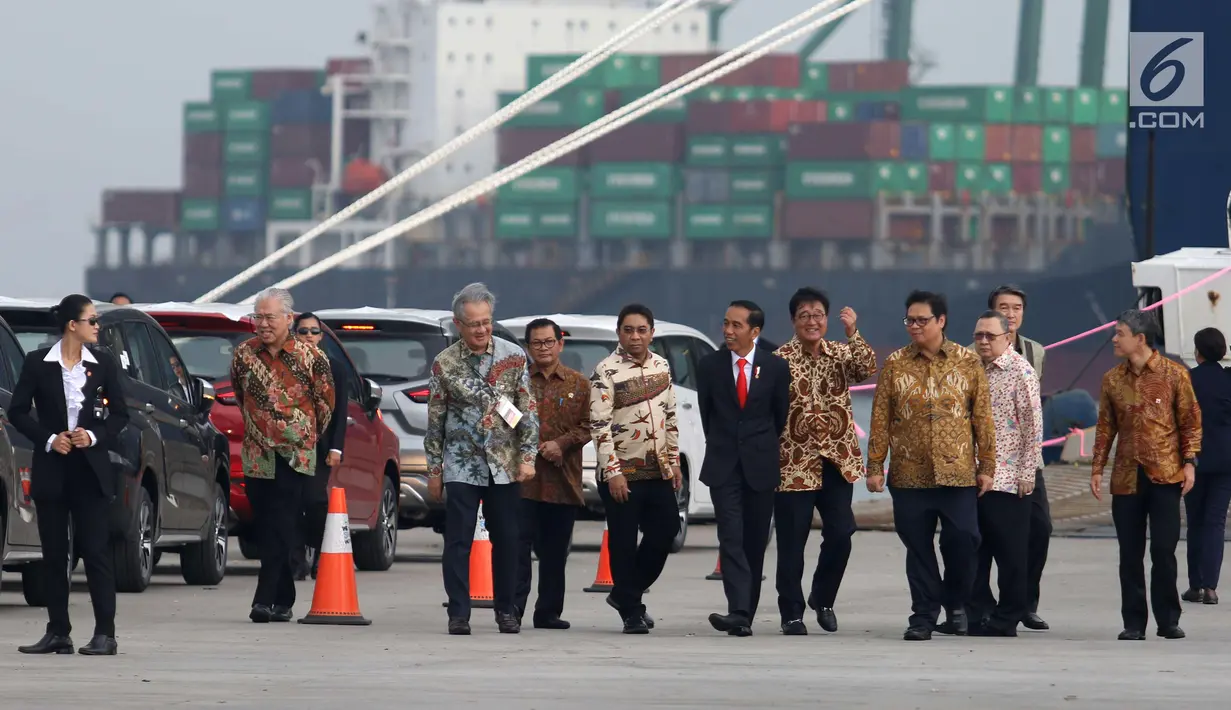 Presiden Jokowi bersama sejumlah menteri dan CEO MMC Osamu Masuko meninjau pelepasan ekspor perdana Mitsubishi Xpander di Cilincing, Jakarta, Rabu (25/4). Mitsubishi mengekspor tiga ribu unit Xpander ke Filipina. (Liputan6.com/Angga Yuniar)