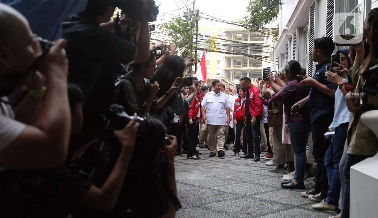 Pantauan di lokasi pukul 16.45 WIB, sejumlah elite PSI sudah menunggu di depan pintu gerbang kantor DPP PSI. (Liputan6.com/Faizal Fanani)