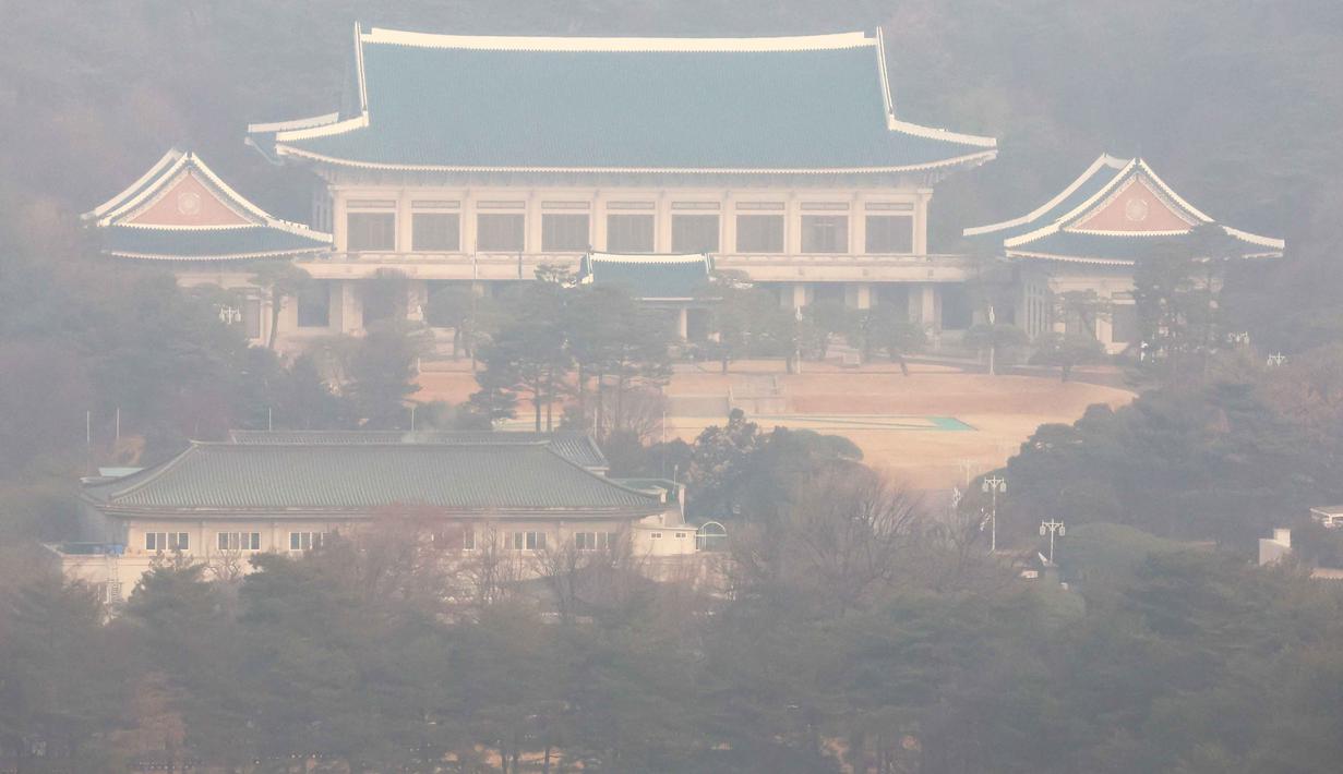 Kepindahan kembali ke Cheong Wa Dae ini terjadi kurang dari empat tahun setelah kantor kepresidenan dipindahkan ke kompleks Kementerian Pertahanan Nasional di Yongsan pada Mei 2022, saat mantan Presiden Yoon Suk Yeol mulai menjabat. Tampak dalam foto, pemandangan umum Cheong Wa Dae, juga dikenal sebagai Gedung Biru, terlihat di Seoul, Korea Selatan, Senin, 29 Desember 2025. (Lee Jung-hun/Yonhap via AP)