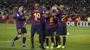 Para pemain Barcelona merayakan gol yang dicetak Lionel Messi ke gawang Valladolid pada laga La Liga di Stadion Camp Nou, Barcelona, Sabtu (16/2). Barcelona menang 1-0 atas Valladolid. (AFP/Pau Barrena)