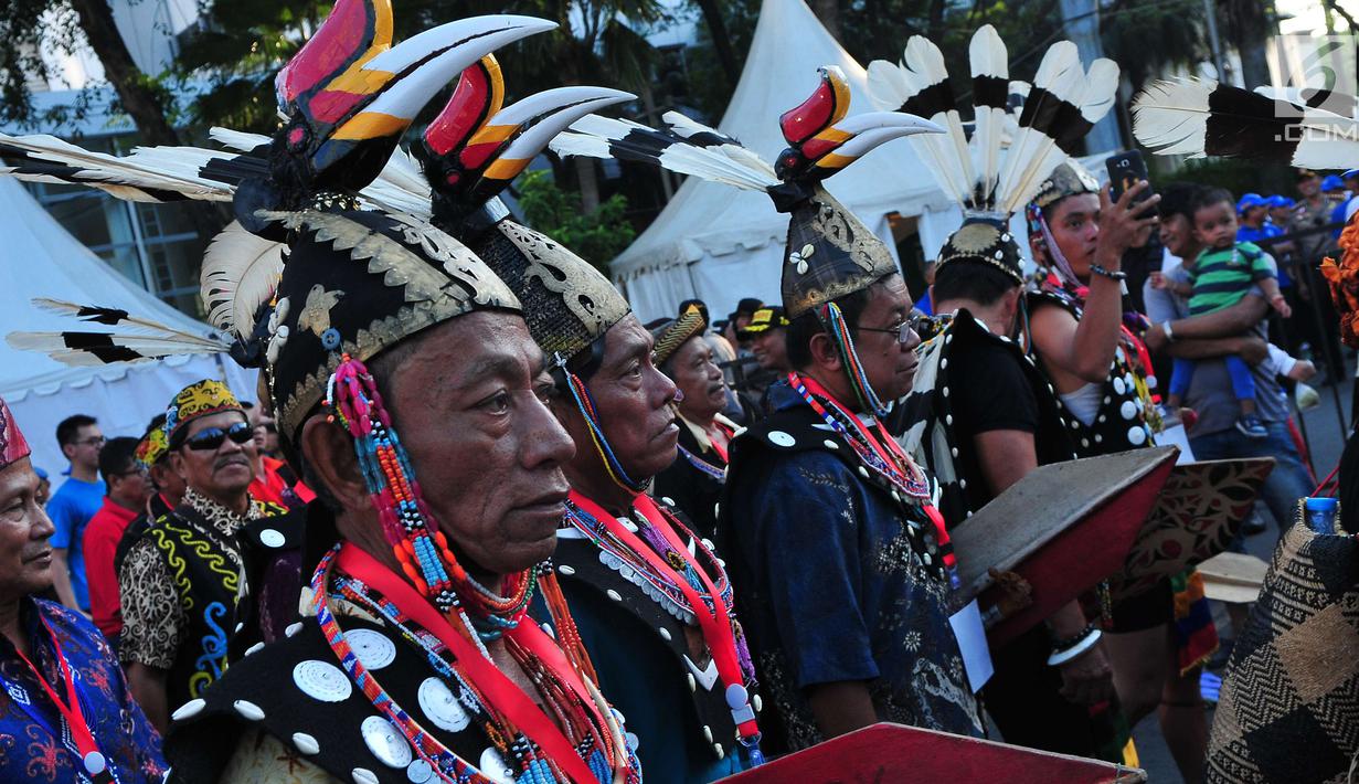 Peserta pawai mengenakan pakaian adat lengkap dengan atributnya saat festival Budaya Borneo di Car Free Day, Jakarta, Minggu (30/7). (Liputan6.com/Helmi Afandi)