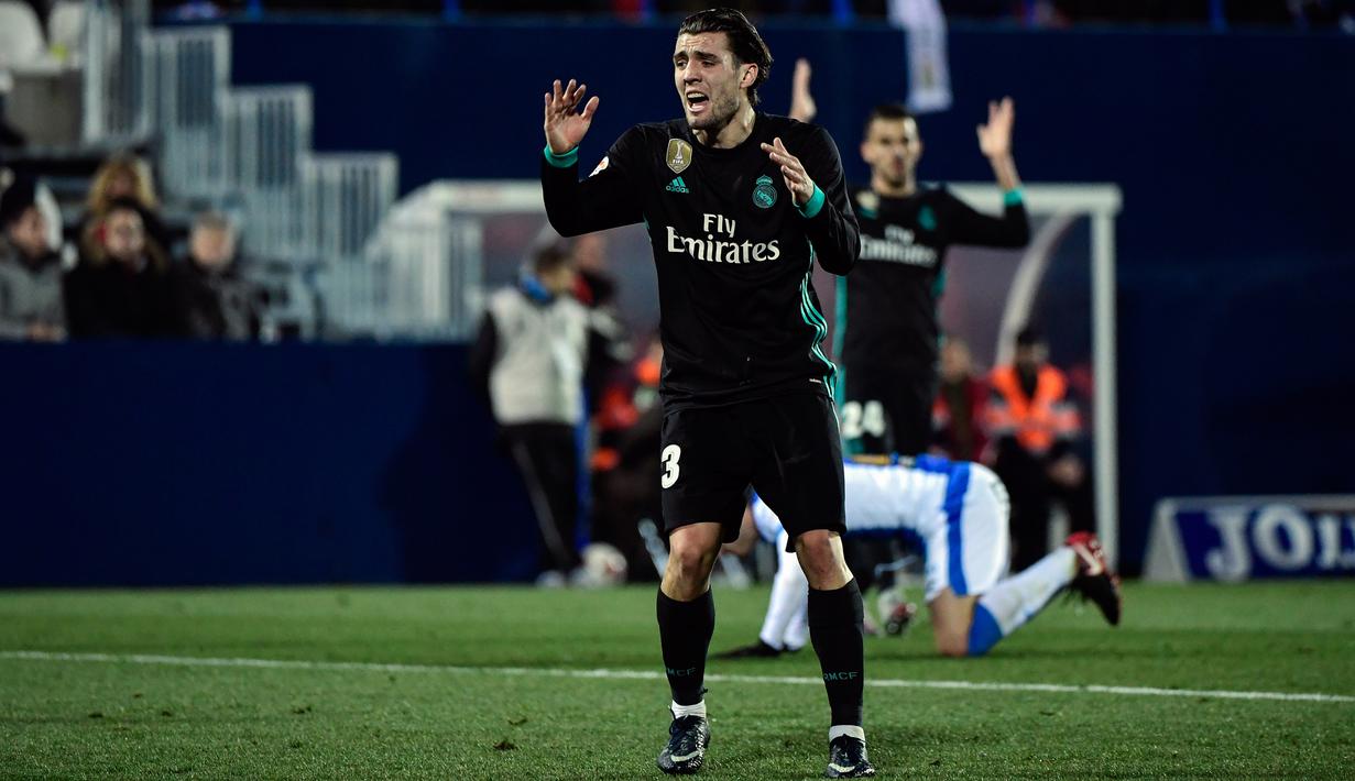 Ekspresi kecewa pemain Real Madrid, Mateo Kovacic setelah gagal mencetak gol ke gawang Leganes pada laga Copa Del Rey di Estadio Municipal Butarque, Leganes, (18/1/2018). Real Madrid menang 1-0. (AFP/Oscar Del Pozo)