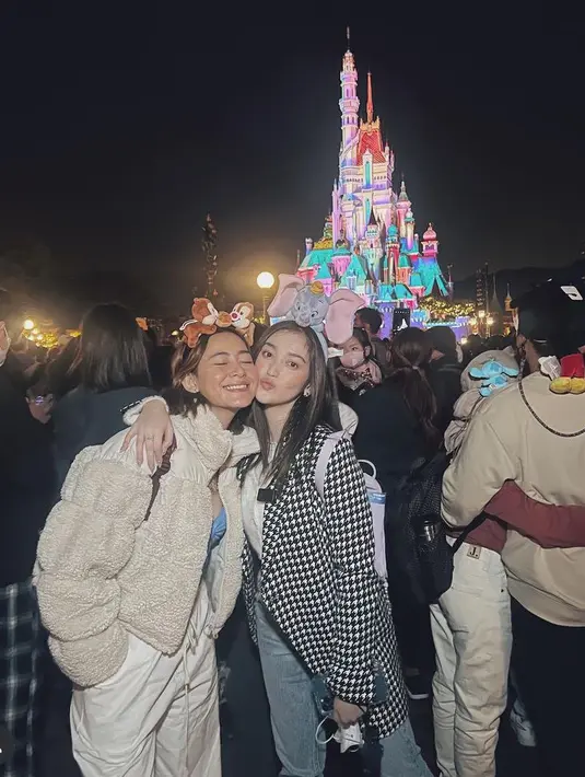 Ranty Maria dan Laura Theux berlibur bersama ke Hongkong. Saat berada di Disneyland kedua tampil dengan pakaian musim dinginnya. [@rantymaria]