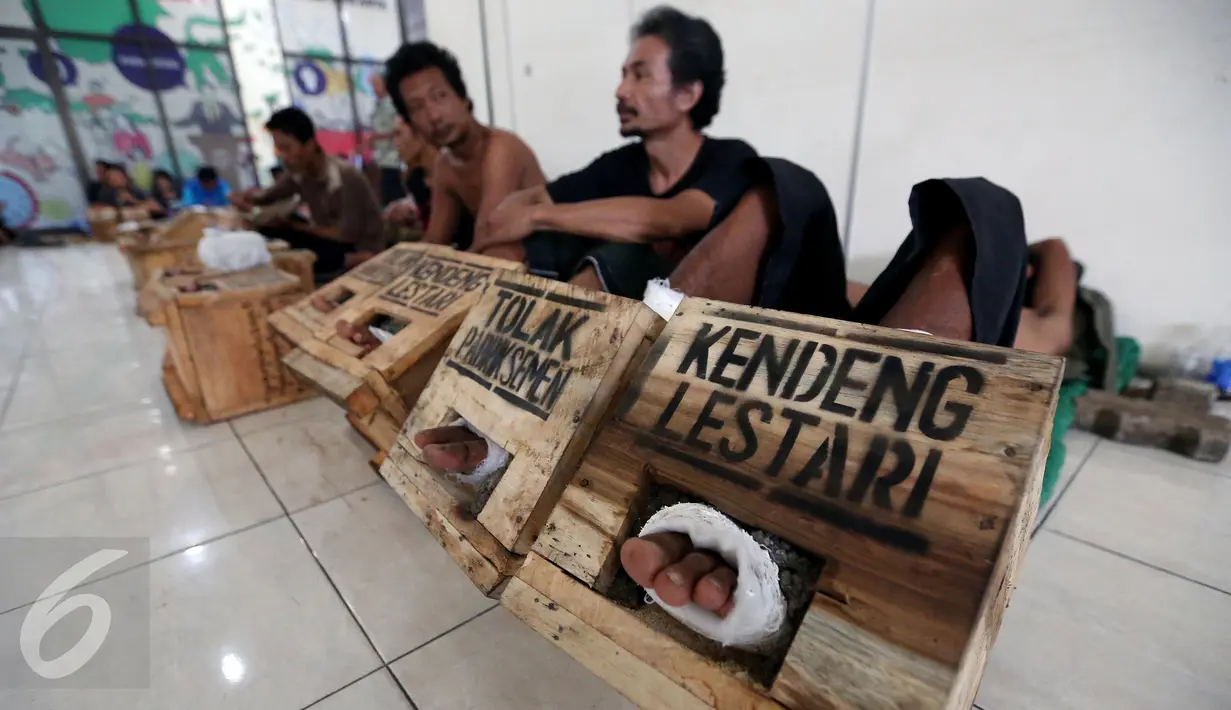 Petani saat berada di kantor LBH Jakarta, Jakarta, Sabtu (18/3). Aksi mencor kaki mereka lakukan hingga izin lingkungan baru bagi PT Semen Indonesia yang telah diteken Gubernur Jateng Ganjar Pranowo, dicabut kembali. (Liputan6.com/Johan Tallo)