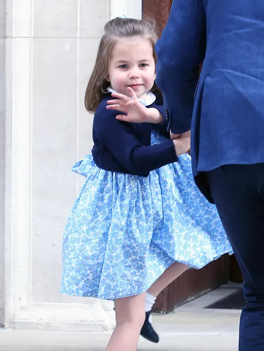 Putri Charlotte mengunjungi Lindo Wing, tempat Kate Middleton melahirkan di Rumah Sakit St Mary's, London, Senin (23/4). Putri Charlotte Charlotte memakai gaun mini berwarna biru muda dengan tambahan kardigan biru navy. (AP Photo)