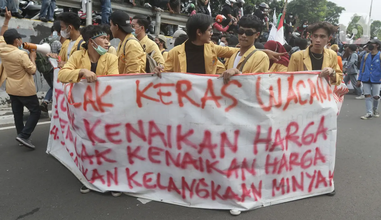 Aliansi Mahasiswa dari berbagai universitas melakukan aksi jalan kaki menuju Gedung MPR/DPR/DPD untuk menyuarakan aspirasi, Senin (11/4/2022). Dalam aksinya, mereka menuntut penurunan harga bahan pangan, menolak isu perpanjangan masa jabatan Presiden. (Liputan6.com/Helmi Fithriansyah)