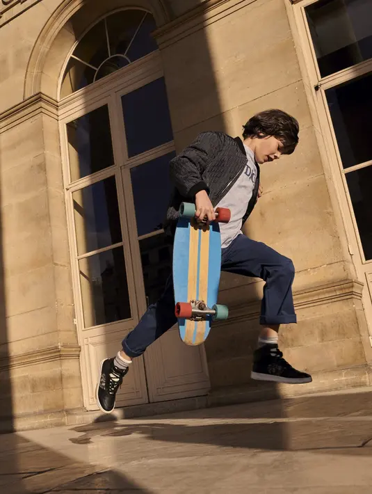 Koleksi pakaian ini memiliki nuansa warna yang lembut seperti biru, abu-abu, merah muda, dan krem. (dok.dior).