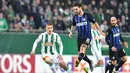 Pemain Inter Milan, Matteo Politano memberikan umpan pada leg 1, 32 besar Liga Europa yang berlangsung di stadion Allianz, Wina, Jumat (15/2). Inter Milan menang 1-0 atas Rapid Wina. (AFP/Joe Klamar)