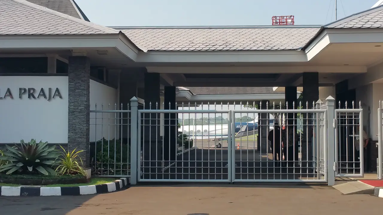 Pintu masuk Bandara Halim Perdanakusuma (Liputan6.com/Nanda Perdana Putra)
