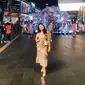 Perempuan pakai gaun beli di pasar malam untuk hadiri Kuala Lumpur Fashion Week. (dok. Twitter @harafnaw)