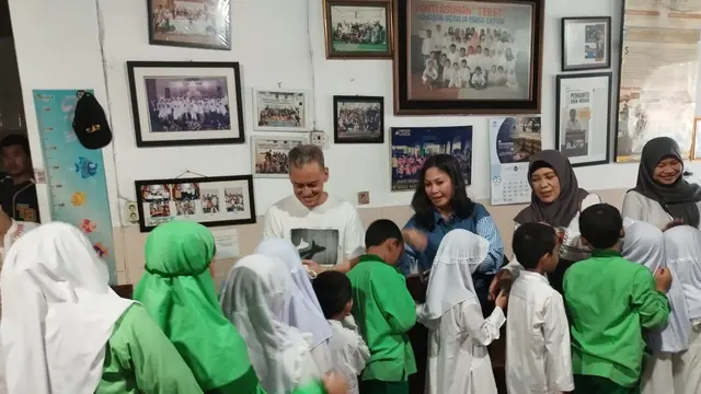 Fariz RM santuni anak yatim. (M Altaf Jauhar/ Liputan6.com)