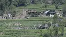 Warga setempat berkumpul di sekitar helikopter militer yang mendarat untuk memberikan bantuan dan mengevakuasi korban luka akibat gempa bumi yang menghancurkan desa-desa di Afghanistan timur, Mazar Dara, Provinsi Kunar, Afghanistan, Senin 1 September 2025. (AP Photo/Wahidullah Kakar)