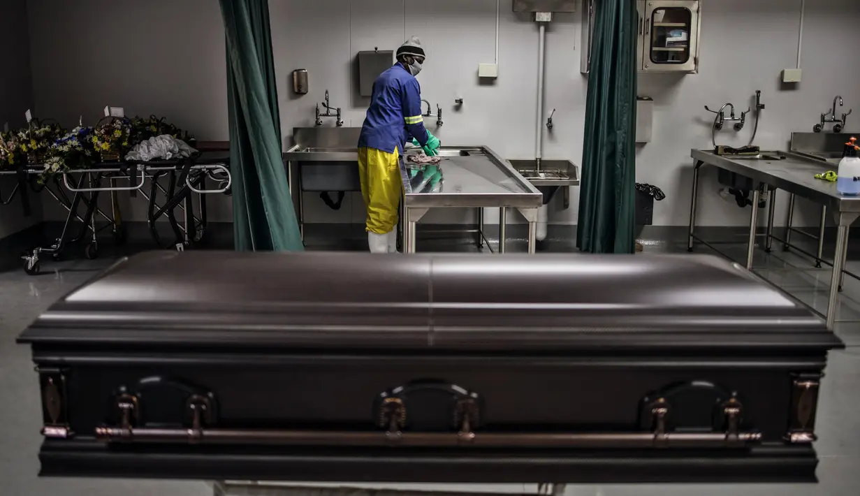 Peti mati berisi jenazah pasien virus corona COVID-19 menunggu untuk dikeluarkan dari kamar mayat di rumah duka AVBOB, Soweto, Afrika Selatan, 24 Juli 2020. (MARCO LONGARI/AFP)