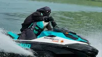 Aksi Umi Pipik bermain jetski di Danau Toba viral di jagat maya. Mengendarai jetski dengan kecepatan tinggi, ia tetap berpakaian tertutup plus cadar. (Foto: Dok. Instagram @_ummi_pipik_)
