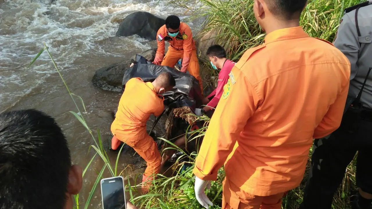 Berkunjung ke Dua Curug, 6 Wisatawan Hanyut Terseret Arus