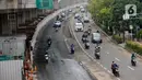 Kendaraan melintas di Jalan Rasuna Said, Jakarta, Senin (16/3/2020). Jalan Rasuna Said terlihat lengang setelah Gubernur DKI Jakarta Anies Baswedan mencabut sementara sistem ganjil genap dan meliburkan sekolah untuk mengantisipasi penyebaran virus corona COVID-19. (merdeka.com/Dwi Narwoko)