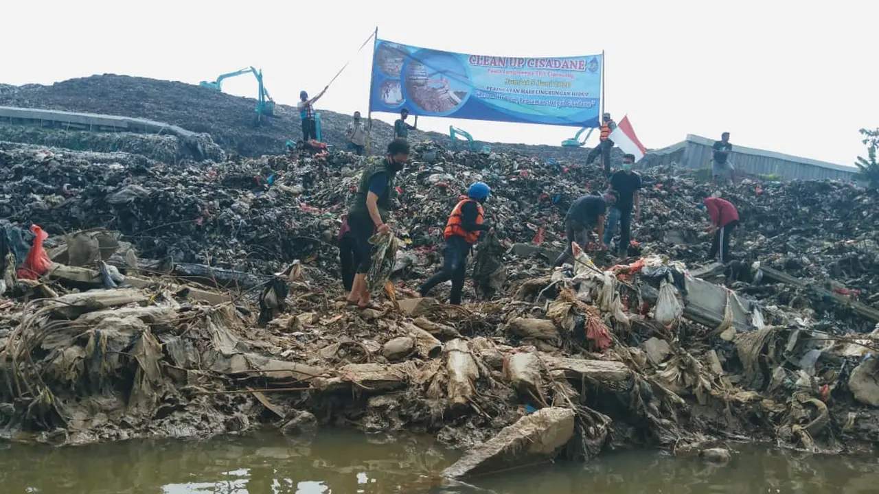 Aktifis Lingkungan Bersihkan Longsoran Sampah di Cisadane