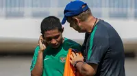 Pemain Surabaya Bhayangkara, Evan Dimas, mendengarkan arahan dari pelatih Indonesia, Alfred Riedl, saat mengikuti seleksi timnas Indonesia di Stadion Pekansari, Bogor, Jawa Barat, Selasa (9/8/2016). (Bola.com/Vitalis Yogi Trisna)