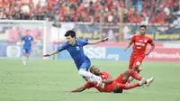 Winger PSIS Semarang, Taisei Marukawa mendapatkan tekel keras dari bek Persis Solo, Andri Ibo dalam lanjutan Piala Presiden 2022 di Stadion Manahan Solo, Jawa Tengah (21/6/2022) (Dok. PSIS Semarang)