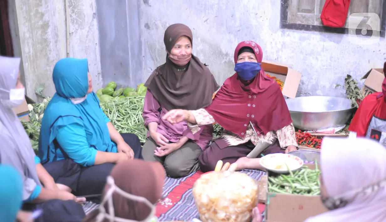 Sejumlah warga berkumpul di pengungsian di Desa Deyangan, Kecamatan Mertoyudan, Kabupaten Magelang, Rabu (11/11/2020). Sebab dengan kesigapan tersebut, bisa meminimalisir resiko bencana. (Liputan6.com/Gholib)