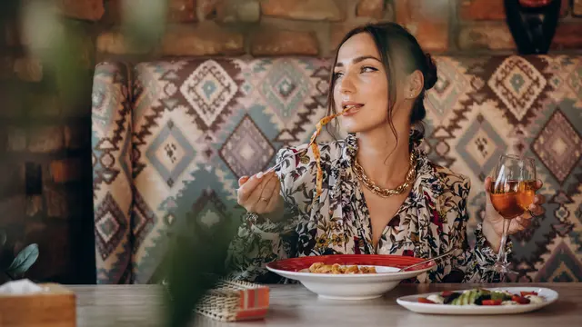 wanita juni makan di restoran 5