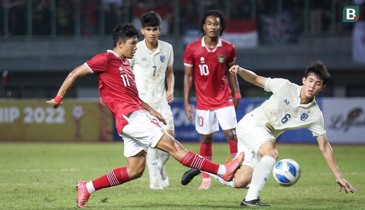<p>Pemain Timnas Indonesia U-19, Ferdiansyah Cecep Surya (kiri) berebut bola dengan pemain Timnas&nbsp;Thailand U-19, Sittha Boonlha (kanan) dalam pertandingan babak penyisihan Grup A Piala AFF U-19 yang berlangsung di Stadion Patriot Candrabhaga, Bekasi, Rabu (6/7/2022). (Bola.com/Bagaskara Lazuardi)</p>