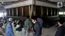 Umat muslim berziarah ke makam Raden Syahid atau Sunan Kalijaga di Desa Kadilangu, Demak, Jawa Tengah, Selasa (29/3/2022). Setelah sempat ditutup akibat pandemi Covid-19, makam salah satu Wali Songo tersebut ramai didatangi peziarah sebagai tradisi jelang Ramadhan. (merdeka.com/Iqbal S Nugroho)