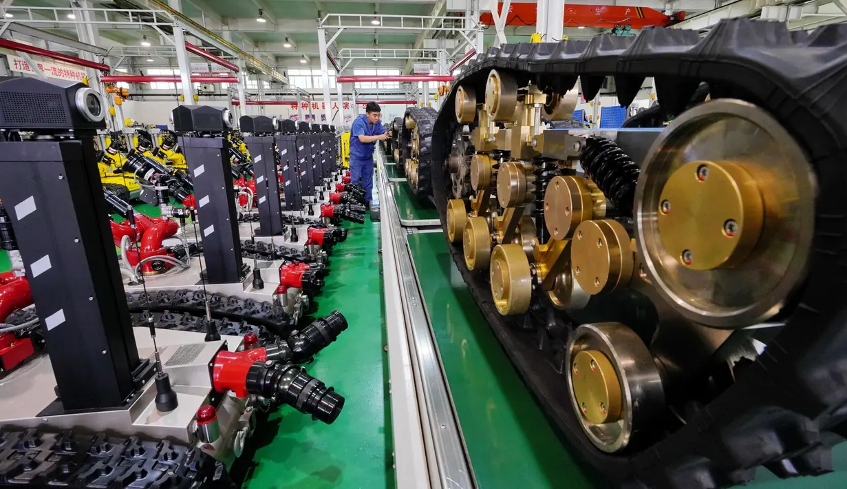 Pekerja melakukan awakutu (debug) pada robot khusus di sebuah bengkel kerja di Zona Pengembangan Industri Teknologi Tinggi Tangshan di Tangshan, Provinsi Hebei, China utara (17/7/2020). (Xinhua/Mu Yu)