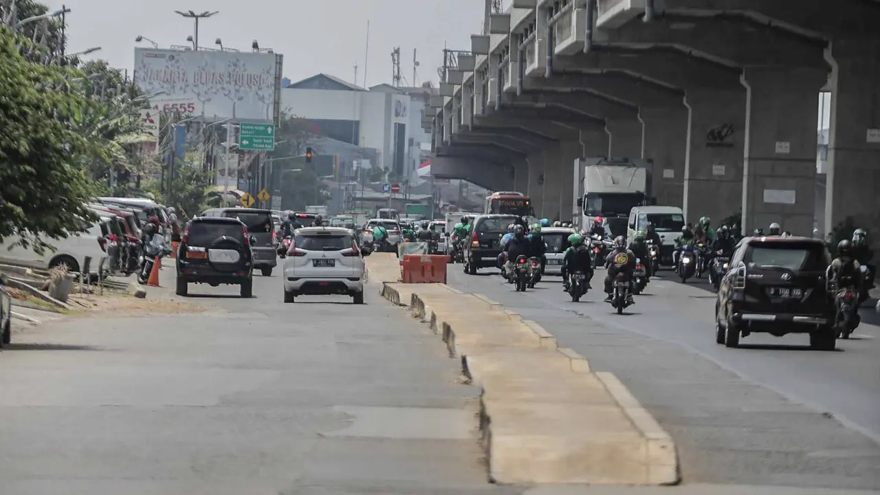 Trotoar di Tengah Jalan Kalimalang