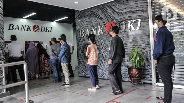 FOTO: Antrean Warga Cairkan BST di ATM Bank DKI