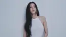Di potret lainnya, Jisoo tampil luar biasa cantik bak bidadari dengan dress putih tanpa lengan. Dress ini memiliki detail rok tutu, disempurnakan dengan gaya rambut hitam panjangnya yang dibiarkan tergerai dan nuansa makeup peach. [Foto: Instagram/sooyaaa__]