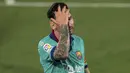 Striker Barcelona, Lionel Messi, tampak kecewa saat melawan Villareal pada laga La Liga di Stadion Estadio de la Ceramica, Minggu (5/7/2020). Barcelona menang 4-1 atas Villareal. (AP/Jose Miguel Fernandez de Velasco)